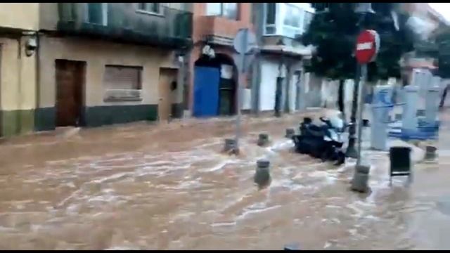 Чудовищный ливень затопил улицы города Беникасим, провинции Кастельон. Наводнение в Испании смотреть онлайн