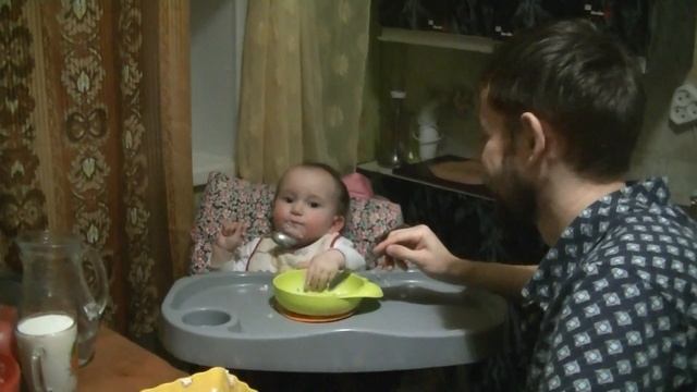 Как учить ребенка кушать с ложечки смотреть онлайн