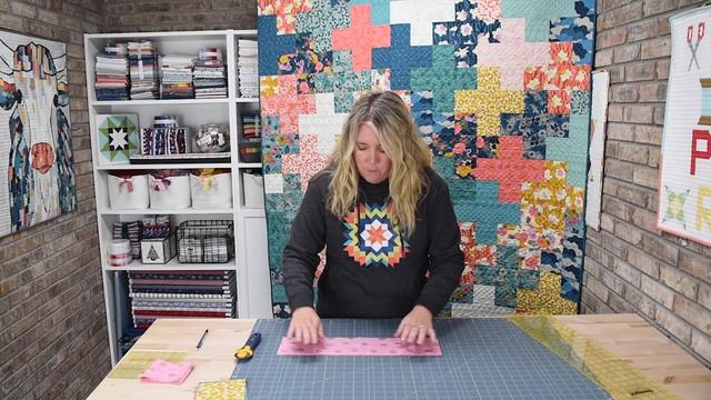 Fat Quarter Plus Quilt Tutorial {simple patchwork in a sleek plus design - perfect for beginners!!} смотреть онлайн