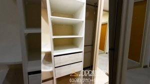 Встроенный зеркальный шкаф-купе с зеркальными раздвижными дверями, в прихожей, на заказ, в размер.