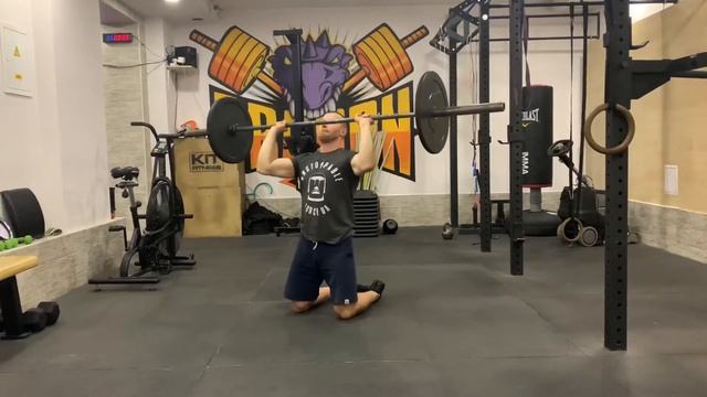 Строгий Жим Штанги Стоя На Коленях смотреть онлайн