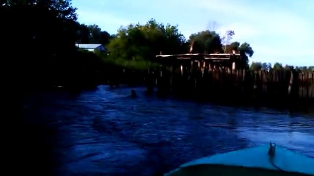 Проход лодки через плотину на р.Нерль смотреть онлайн