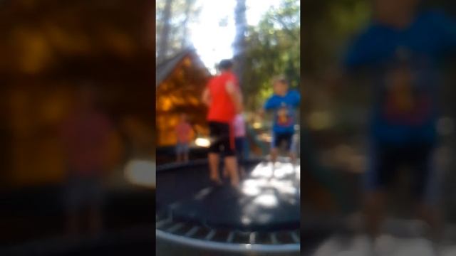 Дети в Анапе. Отдыхали дикарями на территории бывшего пионерлагеря в 5 минутах ходьбы от моря. смотреть онлайн