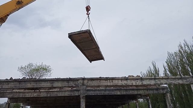 Демонтажные работы на объекте "Ангар". Часть 1. Снимаем плиты перекрытия смотреть онлайн