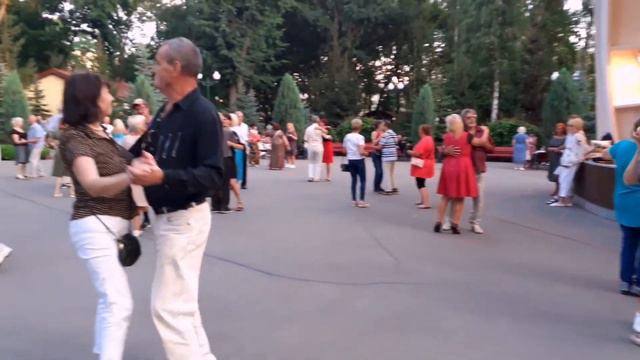 ЛЮБВИ РЕКА! ТАНЦЫ В ПАРКЕ ГОРЬКОГО ХАРЬКОВ СЧАСТЛИВЫЕ МОМЕНТЫ смотреть онлайн