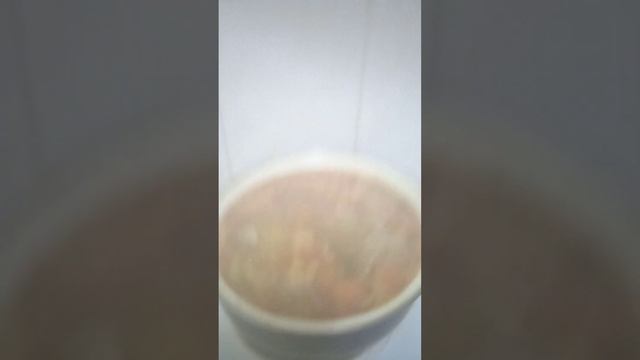 Моя  любимая жена варит суп с галушками из помидорами красный и картошка тоже есть