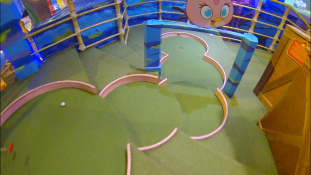 Летим на тарзанке Играем в гольф Гоняем мячи клюшками Бегаем по Angdy Birds We fly on a bungee Golf смотреть онлайн