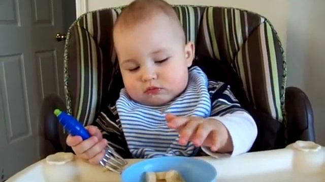 2/03/09 Илюша кушает самостоятельно смотреть онлайн