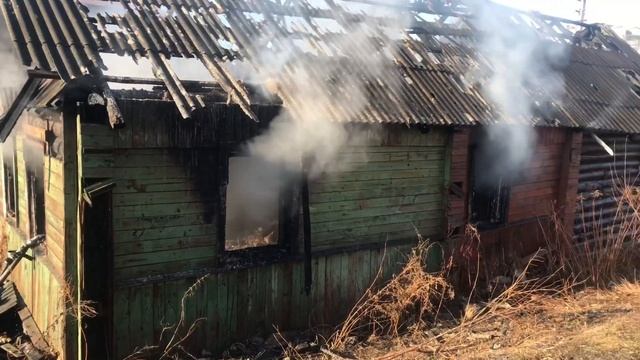 В Великих Луках сгорел нежилой дом смотреть онлайн