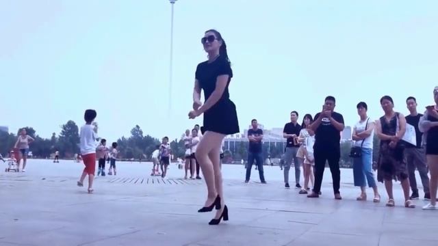 Китаянка Цинцин танцует