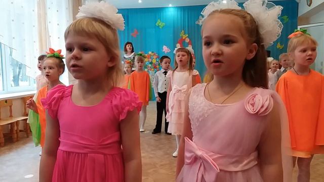 Песня о бабушке (Ходит моя бабушка в фартуке цветном) смотреть онлайн