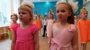 Песня о бабушке (Ходит моя бабушка в фартуке цветном)