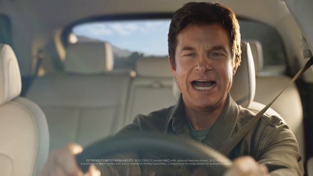 Джейсон Бейтман и электрокар (SuperBowlLVI Ad по версии Кураж-Бамбей) смотреть онлайн