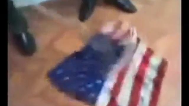 Армейцы моют пол флагом CША смотреть онлайн