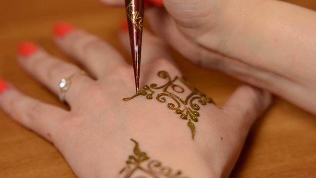 Стильное мехенди: рисуем на себе смотреть онлайн