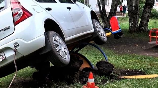 Водитель заехал на детскую площадку в Назарово смотреть онлайн