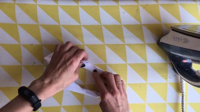 Как сделать идеальную горловину у футболки. Почему получается волна на обтачке и складки на спинке. смотреть онлайн