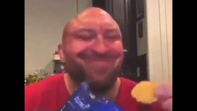 Мужик ест чипсы смотреть онлайн