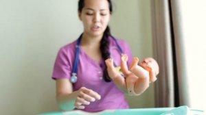 Правильное подмывание новорожденного мальчика и девочки