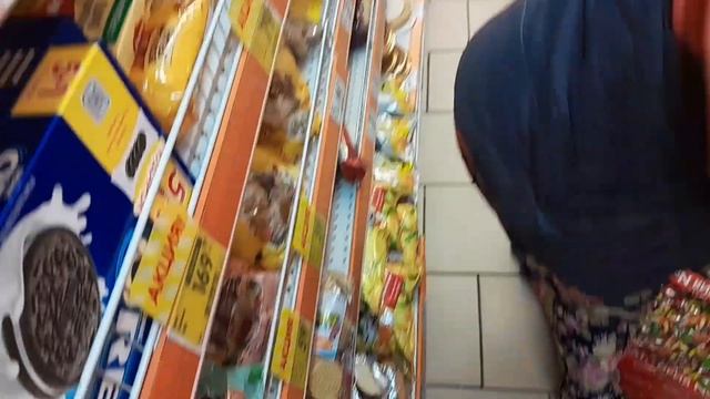 НЕАДЕКВАТНЫЙ СОТРУДНИК НАБРАСЫВАЕТСЯ НА ПОКУПАТЕЛЯ/РЕЙД ПО ВЕРНОМУ смотреть онлайн