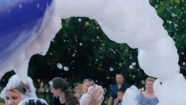 Экопенная вечеринка во дворе многоквартирного дома смотреть онлайн