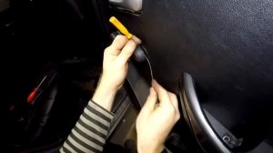 Снимаем дверную карту задних дверей с ручным стеклоподъемником Kia Rio 2011-2017год