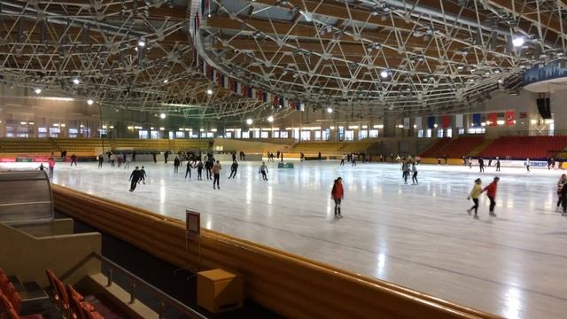 Ледовый дворец и велотрек в Крылатском. Катаемся на коньках всей семьей. смотреть онлайн