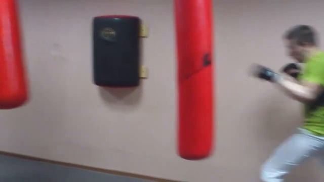 Работа на боксерских мешках El trabajo sobre los sacos de boxeo смотреть онлайн