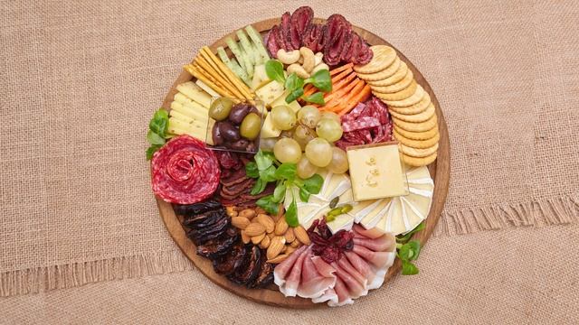 ?Идеи Мясной и Сырной Нарезки на Праздничный Стол ? Фуршетные Закуски смотреть онлайн