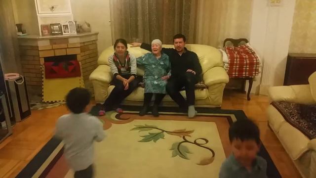 Нұркамал апа немере мен шүберелерінің арасында (естелік бейне). смотреть онлайн