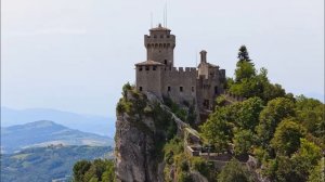 Город мой, на вершине горы стоит / Песня