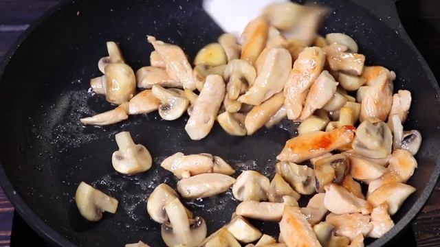 Семья просто обожает когда я так готовлю УЖИН. Курица, макароны и специи, как же это вкусно. смотреть онлайн