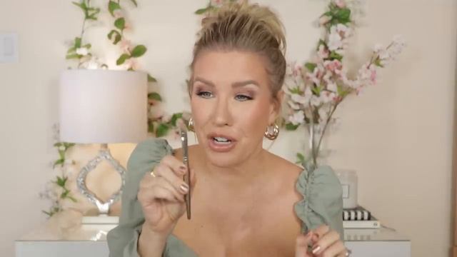 What's In My Everyday/Travel Makeup Bag | All I Need For ANY Look! смотреть онлайн