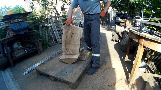 Распил на слэбы. WOODWORKING // Slabbing logs into Lumber // Chainsaw Mill смотреть онлайн