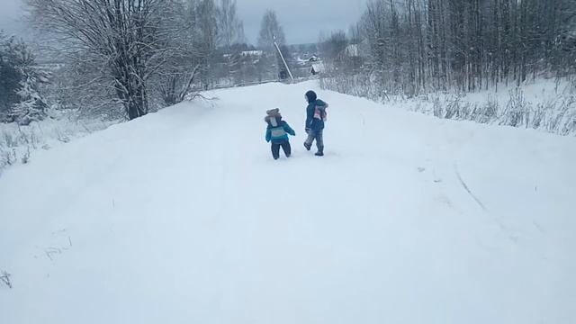 Гуляем с детьми. Катаемся на санках. Жизнь в деревне. смотреть онлайн