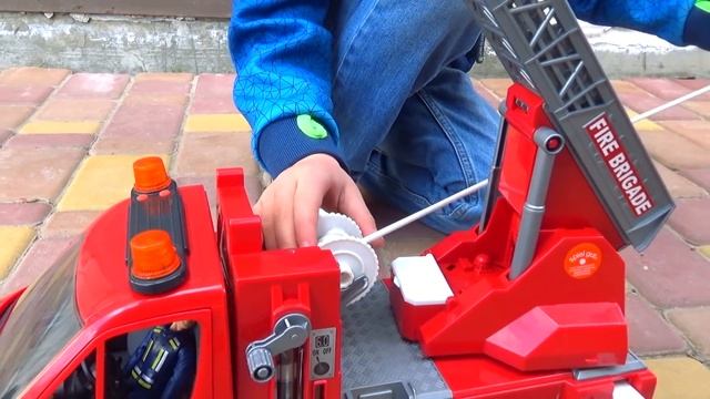 Пожарная машина BRUDER едет на помощь грузовикам и тушит пожар Машинки для детей смотреть онлайн