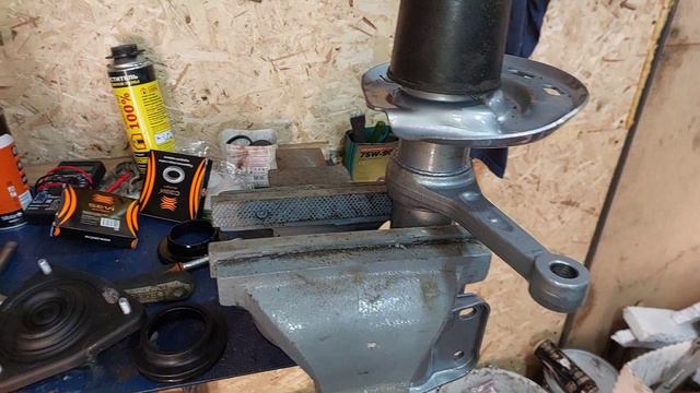 Будни в гараже. Замена передних стоек и наружного шруса на ладе Калина. смотреть онлайн