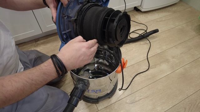 Как собрать воду строительным пылесосом. смотреть онлайн