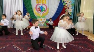 Замечательный танец "Хвостики, как бабочки" (средняя группа)