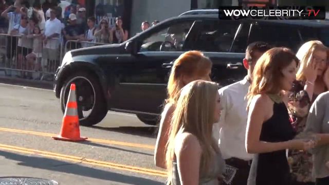 Bella Thorne Arrives to The Odd Life Of Timothy Green Premiere смотреть онлайн