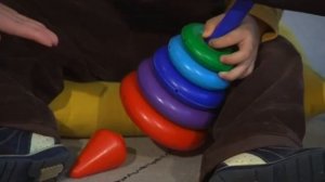 ?Малыш Собирает ПИРАМИДКУ по ЦВЕТУ и РАЗМЕРУ | Пирамидка для Детей | Советы Родителям ?