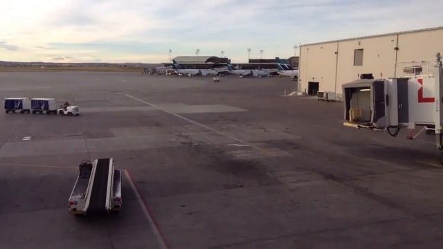 CALGARY AIRPORT SCENE (TIME LAPSE) смотреть онлайн