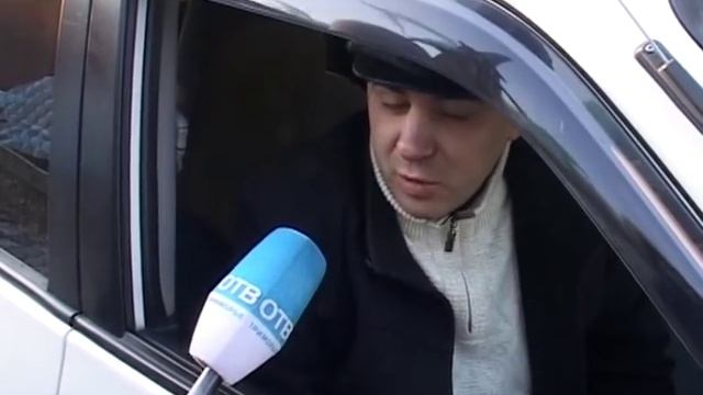 Микроавтобус вогнал припаркованный грузовик в металлическую ограду смотреть онлайн