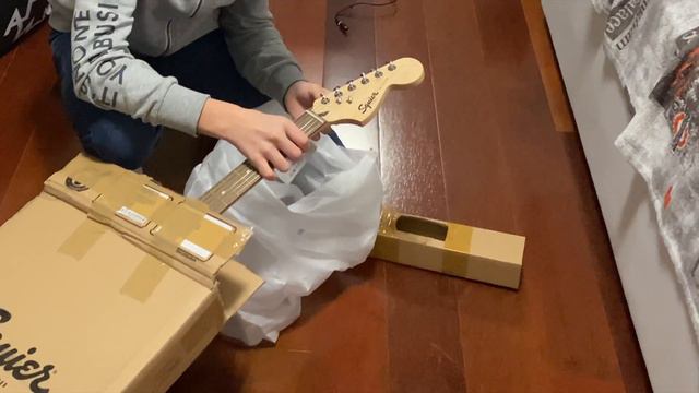 Unboxing a Squier/Fender Mustang (KURT COBAIN'S GUITAR!!!) смотреть онлайн