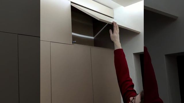 Красивая прихожая в стандартный панельный дом где все работает от нажатия.