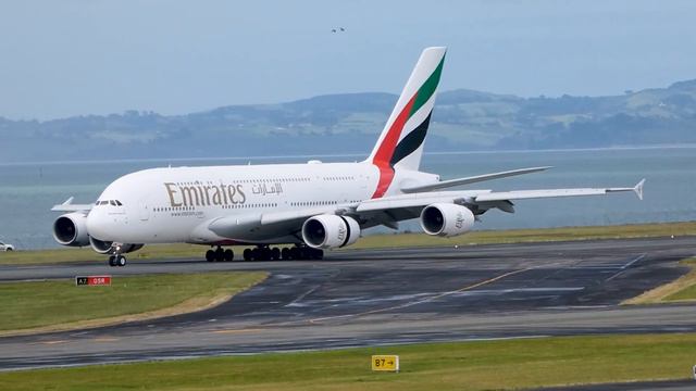 Emirates A380 Lands in Auckland - Witness the Arrival of the World's Largest Passenger Airliner смотреть онлайн