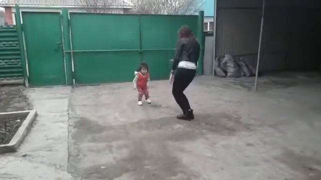 Спасибо небесам за такую маму (Танец для мамы) смотреть онлайн