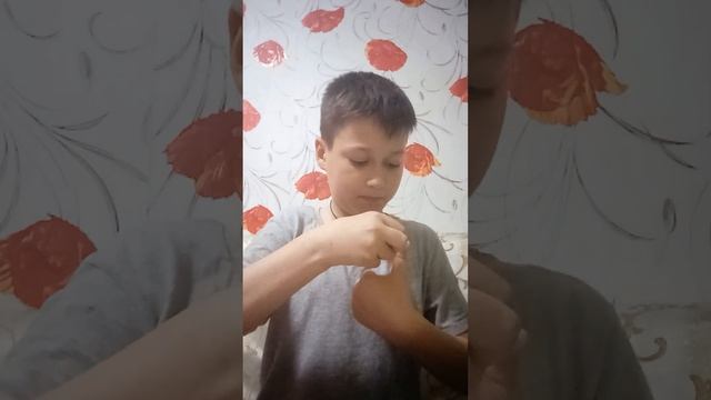 как удалить суперклей с пальцев (вылел отраву на себя) ??? смотреть онлайн