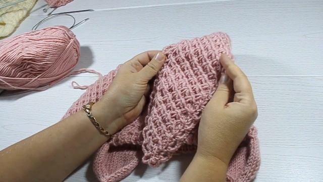 Вязание шапочки с ушками зайки в комплекте со снудом.Часть 3.Hat with ears of hare set with snudy. смотреть онлайн