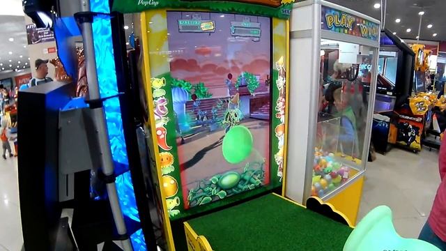 Играем в автомат Plants vs Zombies в ТЦ Гостиный Двор смотреть онлайн